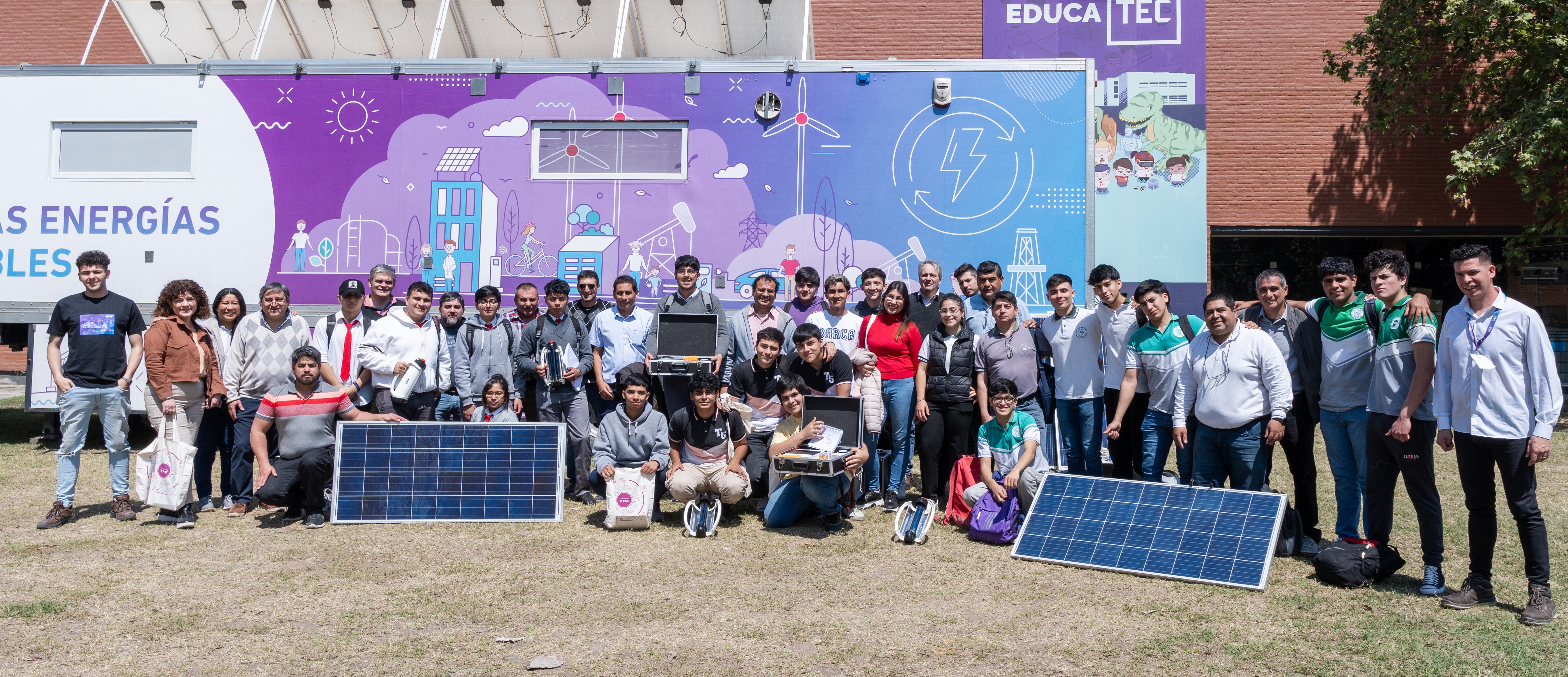 Más de 1000 personas visitaron el aula móvil de Fundación YPF en Tucumán, junto a YPF Luz